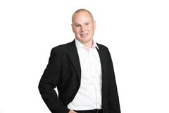 Oscarilla Timo Räsänen toimii myynnin ja markkinoinnin johtamisen lisäksi myös Oscar Talousosaston® johtajana. Räsäsellä on kokonaisvaltainen käsitys yritysten liiketoiminnasta. Hän on tehnyt muun muassa yritysrahoitusta pankkialalla valmistavan teollisuuden sekä palvelualan yrityksille. Kuva: Oscar Software Oy