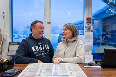 Jaana Riihijärvi ja Janne Tolonen Kolarin Rakennustarvikkeen myymälässä.