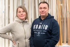 Jaana Riihijärvi ja Janne Tolonen Kolarin Rakennustarvikkeen myymälässä.