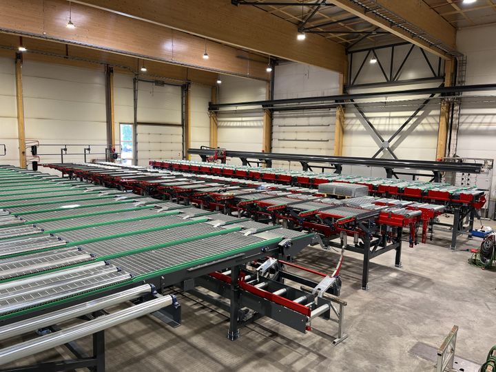 Kauhajokelainen Pinomatic Oy suunnittelee, valmistaa ja käyttöönottaa tuotantolinjoja ja laitteita mm. painumattoman hirren-, liimapalkin- ja CLT:n tuotantoon sekä LVL- ja vaneriteollisuuteen.