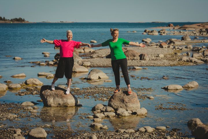 Kirjailijat Satu Kontinen ja Satu Rämö Lauttasaaressa.