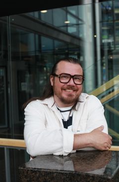 Lauri Järvilehto, FT, on tietokirjailija, filosofi ja muusikko. Hän toimii Aalto-yliopistolla työelämäprofessorina ja tutkii ihmismielen ja uusien tekoälyratkaisujen toimintaa. Konemieli on Järvilehdon kahdeksas suomenkielinen tietokirja. Kuva: Markko Taina