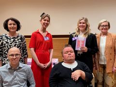 Kuvassa vasemmalta oikealle: Jenni Haukio, Mika Välimaa (Kynnys ry), Riikka Leinonen, Tuomas Tuure (Abilis-säätiö), Sofia Tawast ja Paula Risikko