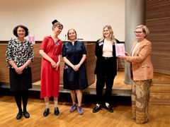 Teokset otti vastaan eduskunnan puolesta I varapuhemies Paula Risikko. Kuvassa vasemmalta oikealle: Jenni Haukio, Riikka Leinonen, Kati Lampela, Sofia Tawast ja Paula Risikko