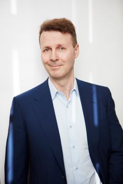 Risto Siilasmaa esittelee teoksessaan Havainnoi, ajattele, toimi johtamismenetelmän, josta hyötyvät tekoälymurroksen keskellä niin yksilöt kuin organisaatiot. Kuva: Marek Sabogal / Tammi