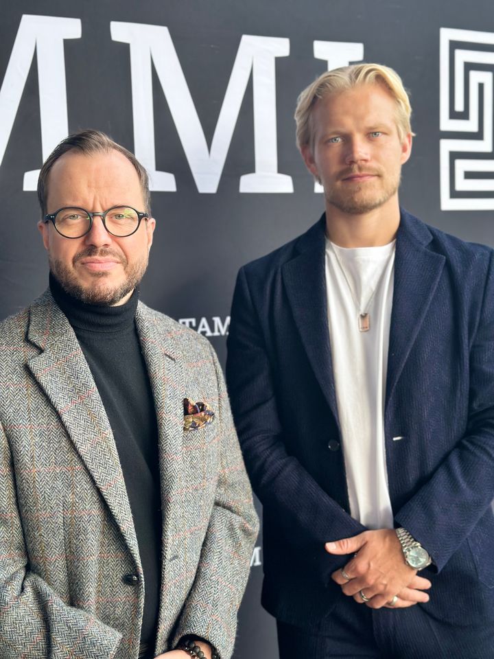 Kirjan kirjoittaja, urheilutoimittaja Ari Virtanen (vas.) ja jalkapalloilija Joel Pohjanpalo.