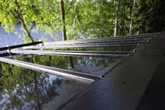 Vesivek on Suomessa ensimmäinen alan yritys, joka käyttää jatkossa pelkästään fossiilivapaalla energialla tuotettua kierrätysterästä kaikissa valmistamissaan kattoprofiileissa, kuten kuvan Luja-Laurissa.