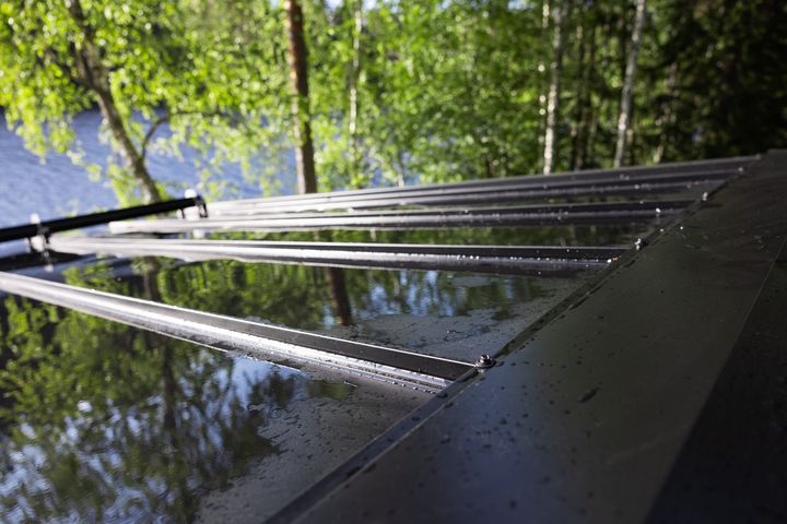 Vesivek on Suomessa ensimmäinen alan yritys, joka käyttää jatkossa pelkästään fossiilivapaalla energialla tuotettua kierrätysterästä kaikissa valmistamissaan kattoprofiileissa, kuten kuvan Luja-Laurissa.