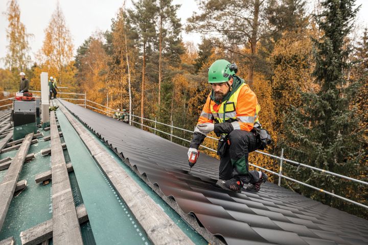 Vesivek on Suomen johtava kattoremontteihin, kattoturvatuotteisiin sekä sadevesi- ja salaojajärjestelmiin erikoistunut palveluyritys.