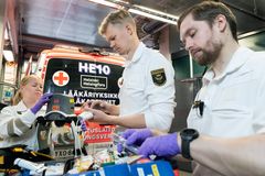 Lääkäriyksikön välineistön aamutarkastus. Kuvassa vasemmalta hoitotason ensihoitaja Jonna Kilponen, ensihoitolääkäri Tuukka Puolakka ja hoitotason ensihoitaja Jami Kurki. Kuva: HUS / Selma Savage