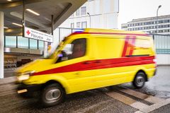 Ambulans anländer till akuten