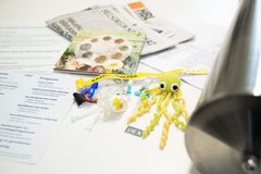 Lieriöön suljettiin sairaalan toimintaan, hankkeeseen ja peruskiven muuraustilaisuuteen liittyvää esineistöä.