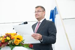 HUSin toimitusjohtaja Matti Bergendahl lukemassa Jorvin uuden osastorakennuksen peruskirjaa.