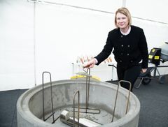 Länsi-Uudenmaan hyvinvointialuejohtaja Sanna Svahn muuraamassa Jorvin uuden osastorakennuksen peruskiveä.