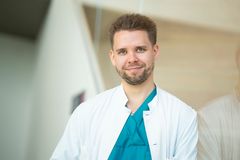 Lääkäri Ilari Rautalin valkoisessa takissa ja vihreässä paidassa.