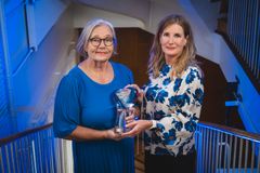 Priset togs emot av digiutvecklingschef Sirpa Arvonen och enhetschef Mette Kontio från HUS IT-förvaltning.