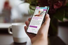 Hälsobyn är starkt kopplad till universitetsforskning, vilket garanterar att vården och informationen är tillförlitlig. Vid utvecklandet av tjänsterna samarbetar man med projekt som utvecklar välfärdsområdenas nationella e-hälsotjänster samt med patienter, patientföreningar och högskolor.