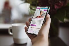 Terveyskylä on tiukasti kytköksissä yliopistolliseen tutkimukseen, mikä takaa hoidon ja tiedon luotettavuuden. Terveyskylän palveluiden kehittämisessä tehdään yhteistyötä hyvinvointialueiden, kansallisia eTerveyspalveluita kehittävien hankkeiden, potilaiden ja potilasjärjestöjen sekä korkeakoulujen kanssa.