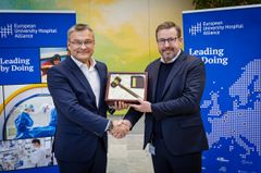 Aarhusin yliopistosairaalan toimitusjohtaja Thomas Balle Kristensen siirsi EUHA:n puheenjohtajuuden HUSin toimitusjohtaja Matti Bergendahlille 21.11.2025 Aarhusissa järjestetyn EUHA:n jäsenkokouksen päätteeksi.