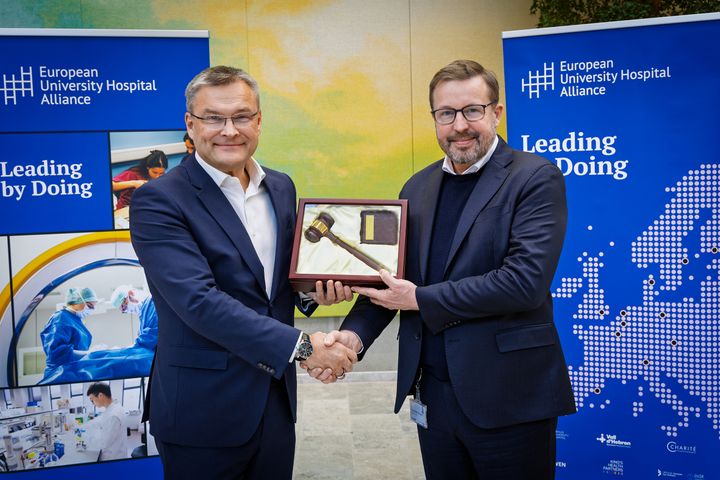 Aarhusin yliopistosairaalan toimitusjohtaja Thomas Balle Kristensen siirsi EUHA:n puheenjohtajuuden HUSin toimitusjohtaja Matti Bergendahlille 21.11.2025 Aarhusissa järjestetyn EUHA:n jäsenkokouksen päätteeksi.