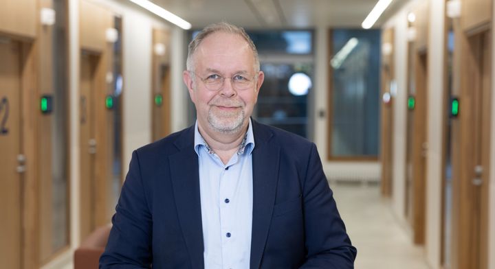 Ortopedian ja traumatologian erikoislääkäri, dosentti Mika Paavola.