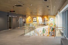 Portaikko Jorvin sairaalassa on koristeltu iloisen värikkäällä eläinteemaisella kuvituksella.