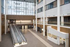 Ny huvudentréhall i Jorvs sjukhus med ljus interiör, rullramp och informationsdisk.