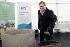 porgmästaren murar grundstenen för en byggnad vid en ceremoni