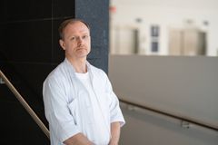 Jukka Putaala lääkärintakissa.