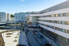 Alt-teksti: Jorvin sairaalan uusi pääsisäänkäynti A, jonka edustalla on poistettavaksi tarkoitetut verkkoaidat.