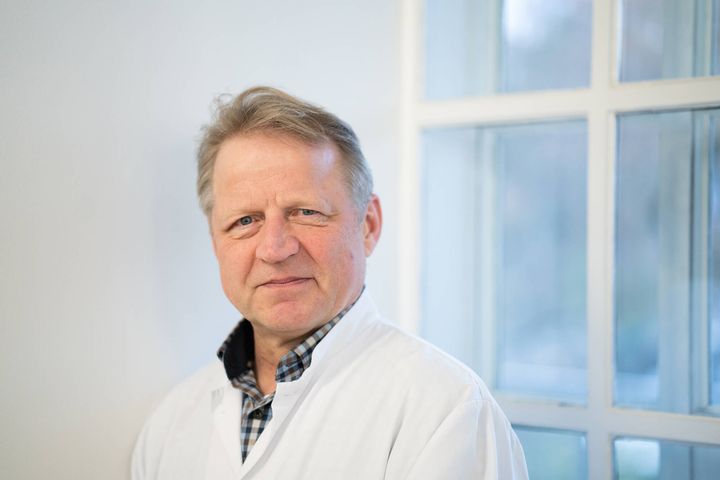 Mieslääkäri vaaleaa taustaa vasten