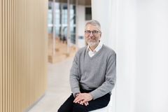Lastenallergologian erikoislääkäri ja kliinisen allergologian professori Mika Mäkelä HUSin Tulehduskeskuksesta.
