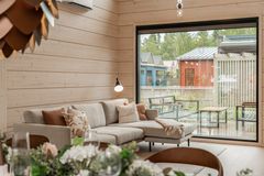 Oulun Asuntomessujen kohteessa Villa Pesäpuussa Tiivin suurikokoisen Maisema-ikkunan mustat sisäpuitteet luovat kauniin kokonaisuuden vaalean puun sävyisten seinien kanssa.