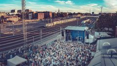 Logomon Terassikesä tekee odotetun paluun Logomon Teatron laajennetulle terassialueelle heinä-elokuussa 2025.