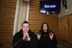 Kilpailun kolmannelle sijalle vanhempien sarjassa yltäneet 4H-yrittäjät Jannika Toikka,19, ja Rasmus Ahola, 16, pyörittävät yhdessä pakohuonepalveluja tarjoavaa Escape Luumäkeä.