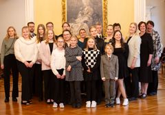 Kuvassa stipendiaatteja vuoden 2024 Valtioneuvoston juhlahuoneiston tilaisuudessa. Uudet kuvat vuoden 2025 stipendiaateista median saatavilla ke 2.4. 4H:n kuvapankissa.