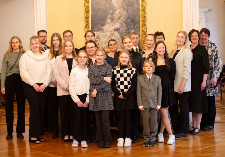 Kuvassa stipendiaatteja vuoden 2024 Valtioneuvoston juhlahuoneiston tilaisuudessa. Uudet kuvat vuoden 2025 stipendiaateista median saatavilla ke 2.4. 4H:n kuvapankissa.