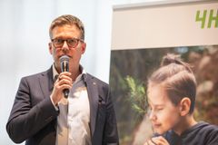 Suomen 4H-liiton toimitusjohtaja Tomi Alakoski puhui edustajakokouksessa 24.4.2025.