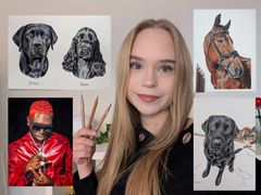 Nuori nainen pitää kyniä kädessään. Taustalla on useita koira- ja henkilöaiheisia maalauksia.