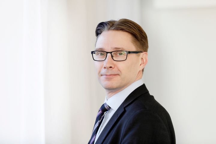Keskuskauppakamarin johtava asiantuntija (yhtiö- ja arvopaperimarkkinaoikeus) Ville Kajala  Kuva: Liisa Takala.