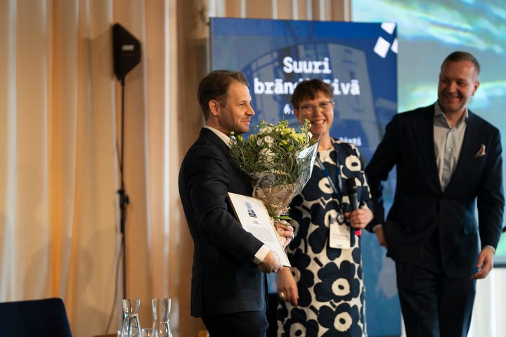 Vuoden brändi -palkinnon Keskuskauppakamarin Suuressa brändipäivässä voitti ILOQ. Palkinnon vastaanotti iLOQ:in CRO Joni Lampinen (kuvassa vasemmalla). Palkinnon luovuttivat brändiraadin puheenjohtaja Keskuskauppakamarin johtava asiantuntija Minna Aalto-Setälä sekä Keskuskauppakamarin toimitusjohtaja Juho Romakkaniemi.