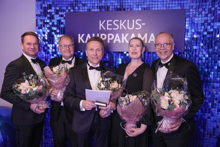 Vasemmalta: SRV Yhtiöt Oyj:n toimitusjohtaja Saku Sipola, hallituksen puheenjohtaja Pekka Tiitinen, OP Pohjolan pääjohtaja Timo Ritakallio, Mantsinen Group Ltd Oy:n toimitusjohtaja Mia Mantsinen ja SOK:n pääjohtaja Hannu Krook.