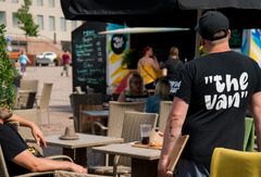 The Van värittää Kotkan toria. Kuva: Ella Mikkonen