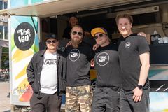 The Vanin perustajanelikko Juuso Olli, Tuomo Koskinen, Vili Mäenpää ja Vesa Sjöblom. Keittiövuorossa kokki Eemil Luostarinen, takana. Kuva: Antti Suikkari, Burger Lovers Finland.