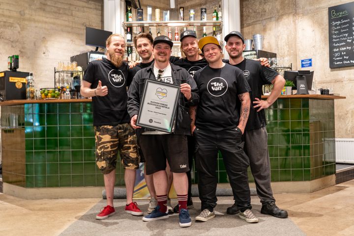 The Van on Suomen paras hampurilaisravintola. ”Kiitos Burger Lovers Finland ja kaikki burgerinystävät! Juhlistamme voittoamme luonnollisesti torilla, sillä värikärrimme on mukana Kotkaan avautuneella suurella yhteisterassilla. Siksi emme valitettavasti pääse tänä vuonna Helsingin Burger Lovers -festareille, jossa on perinteisesti ollut mahtava tunnelma ja mahdollisuus tavata kollegoita ja burgerifaneja ympäri Suomen”, kertoo The Vanin Juuso Olli (keskellä), ympärillään vasemmalta Tuomo Koskinen, Vesa Sjöblom, Eemil Luostarinen, Vili Mäenpää ja Janne Lehikoinen. Kuva: Antti Suikkari, Burger Lovers Finland