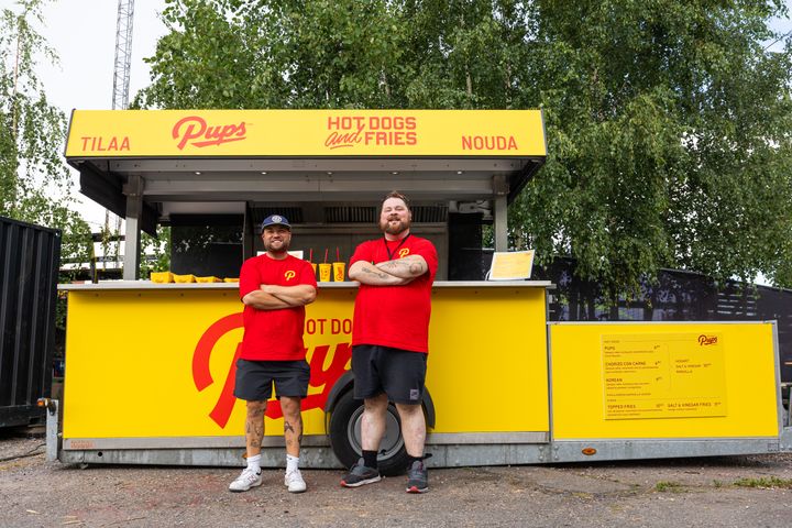 Ossi Lahtisen (vas.) perustama ja konseptoima Pups Hot Dogs and Fries erikoistuu gourmet-luokan hodareihin ja ranskanperunoihin. Hodarit on rakennettu Suomessa ensimmäistä kertaa pilotoitaviin päältä avautuviin sämpylöihin, mikä mahdollistaa täytteiden pysymisen sämpylän sisällä. Hodarien reseptiikassa Lahtista on auttanut burgerimies Akseli Herlevi (oik.), joka on myös Ossin yhtiökumppani Pups-ravintoloissa. Gourmet-luokan hodarien lisäksi Pupsin erikoisuus on ranskalaiset perunat, jotka maustetaan viinietikalla. Kaiken kruunaa oma nimikkokastike, jonka makumaailman Lahtinen on kerännyt Burgerimiehet-reissultaan Amerikasta.