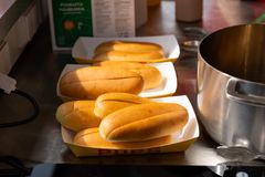 ”Päältä leikattavat hodarisämpylät juontavat juurensa 1940-luvulle ja Yhdysvaltain koillisrannikon New Englandiin, eli Bostonin alueelle ja siellä suosittuihin lobster roll -hummerihodareihin. Päältä avautuva sämpylä on helpompi täyttää ja täytteet myös pysyvät paremmin sisällä. Mahtavaa, että me saamme pilotoida tällaista sämpylämallia ensimmäisenä Suomessa", kertoo Ossi Lahtinen.