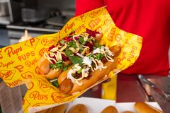 Pups Korean hotdog: topcut-sämpylä, nakki, Gochujang-majoneesi, korianteri, pikkelöity punakaali, suolapähkinä