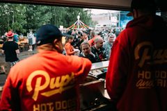 Pups Hot Dogs and Fries oli tapahtumajärjestäjien mukaan Tuska-festivaalin suosituin ruokapiste. "Myös festareiden pääesiintyjän Ghost-bändin jäsenet tulivat muun festarikansan kanssa jonottamaan hodareitamme", iloitsee Ossi Lahtinen.