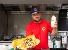 "Pupsin nimi tulee pienistä hot dogeista, eli koiranpennuista. Meidän annoksemme ovat näin alkuun kuitenkin täysikokoisia", kertoo yrittäjä Ossi Lahtinen.